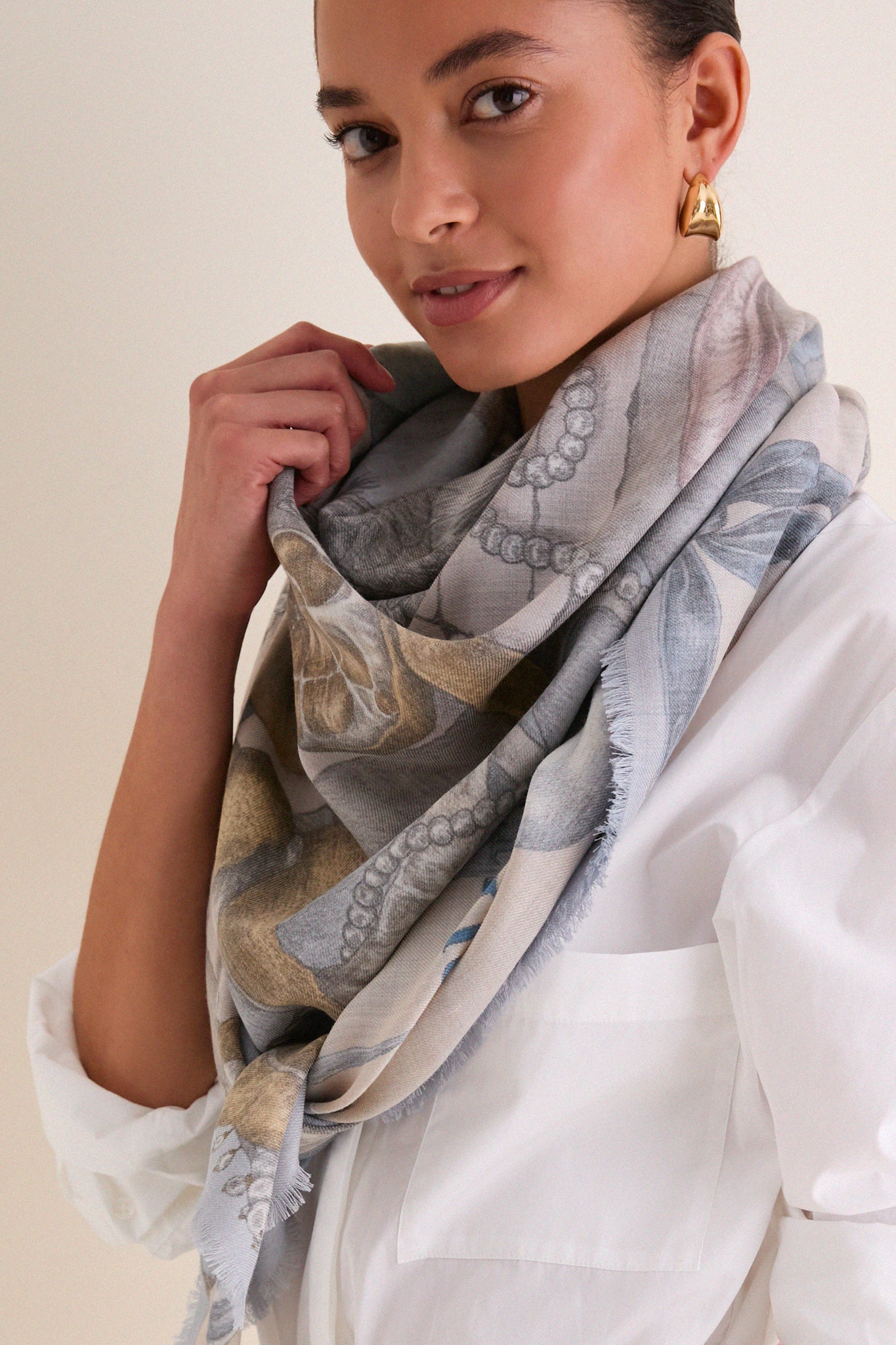 Crystal and Calcite Glass Swan Rectangular Scarf - Image 2